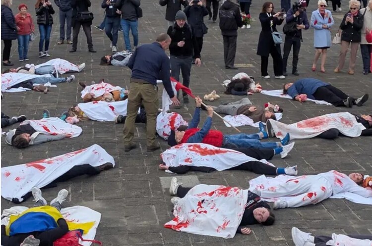 фото Dmytro Vlasov/BBC У Варшаві проукраїнські активісти влаштували російському послу протестний флешмоб