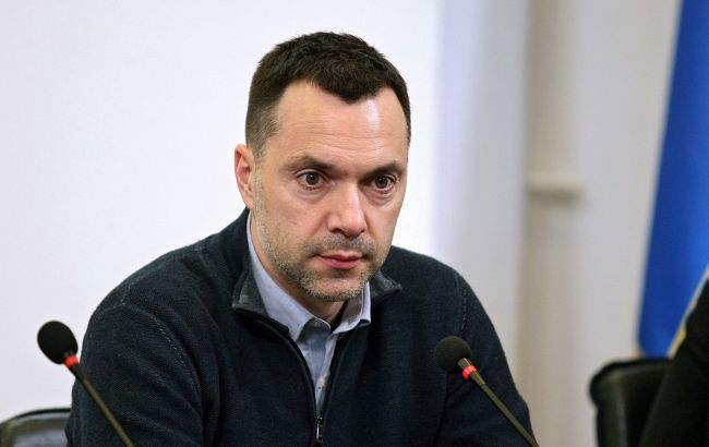 Фото: Getty Images YouTube заблокував канали Арестовича та інших підсанкційних осіб