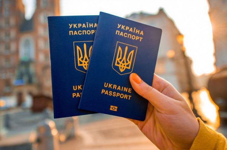 Уряд спростив оформлення паспортів для чоловіків за кордоном Уряд спростив оформлення паспортів для чоловіків за кордоном