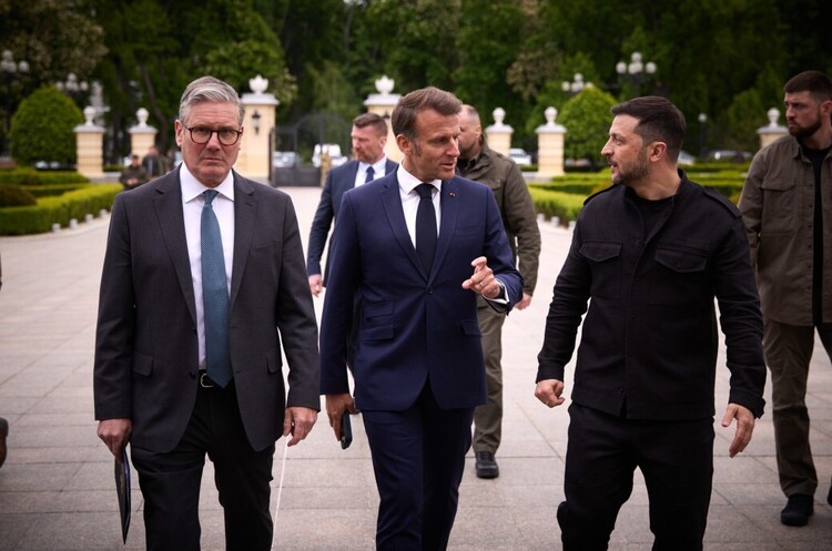 Стармер, Макрон і Мерц погодилися із Зеленським, що позиція рф на переговорах явно неприйнятна Стармер, Макрон і Мерц погодилися із Зеленським, що позиція рф на переговорах явно неприйнятна