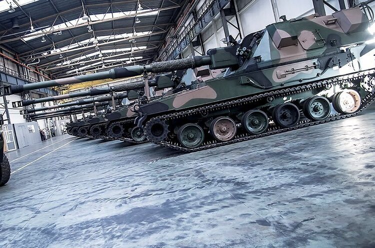 Самохідні гаубиці AHS Krab на польському військовому заводі «Гута Сталева Воля» ЄС створює спільний з Україною оборонний фонд на 150 млрд євро: яким він буде