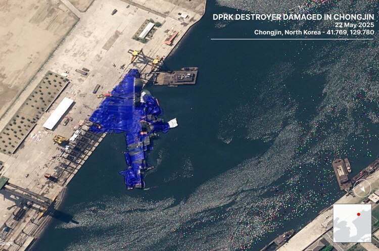 Конфуз у Північній Кореї: корабель під час парадного спуску на воду завалився на бік Конфуз у Північній Кореї: корабель під час парадного спуску на воду завалився на бік