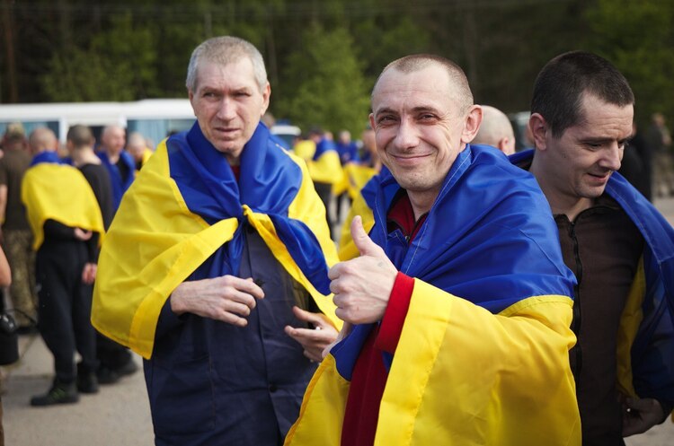 Майже 400 українських полонених повернули додому Майже 400 українських полонених повернули додому