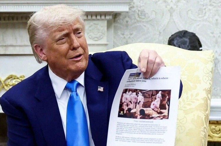Трамп висунув претензії Рамафосі за «масові вбивства білих» у ПАР, однак його докази виявилися фейковими Трамп висунув претензії Рамафосі за «масові вбивства білих» у ПАР, однак його докази виявилися фейковими