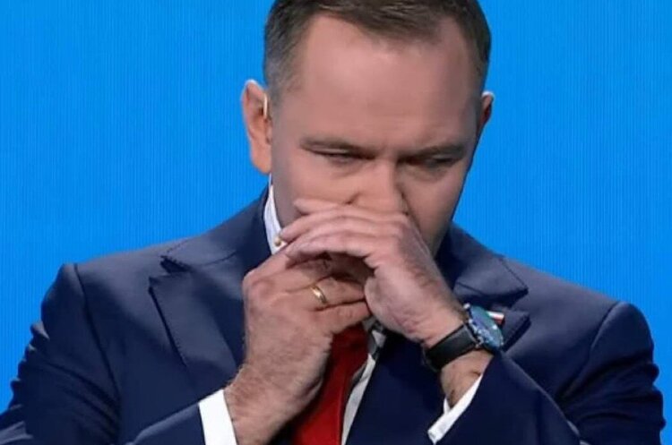 У Польщі скандал: кандидат Навроцький прийняв снюс в прямому ефірі під час дебатів У Польщі скандал: кандидат Навроцький прийняв снюс в прямому ефірі під час дебатів