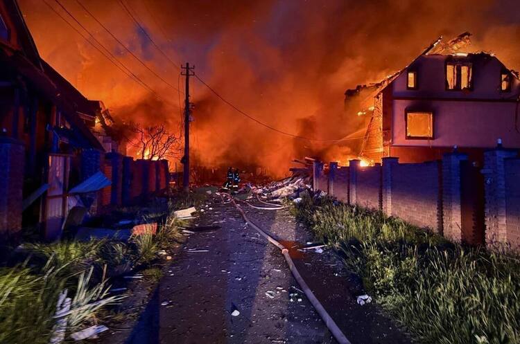 Фото: ДСНС Київщини Внаслідок російської атаки постраждало понад 70 осіб: 12 людей загинуло, більше 60 поранено – МВС