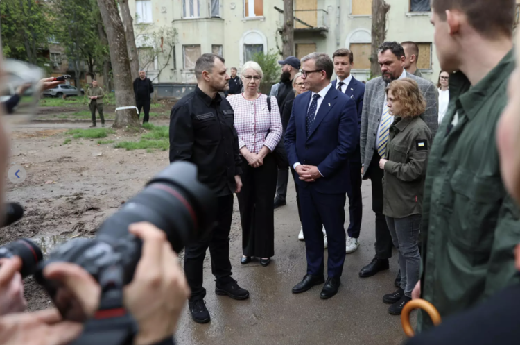 Президент Фінляндії відвідав місце ракетного удару рф по Києву 24 квітня Президент Фінляндії відвідав місце ракетного удару рф по Києву 24 квітня