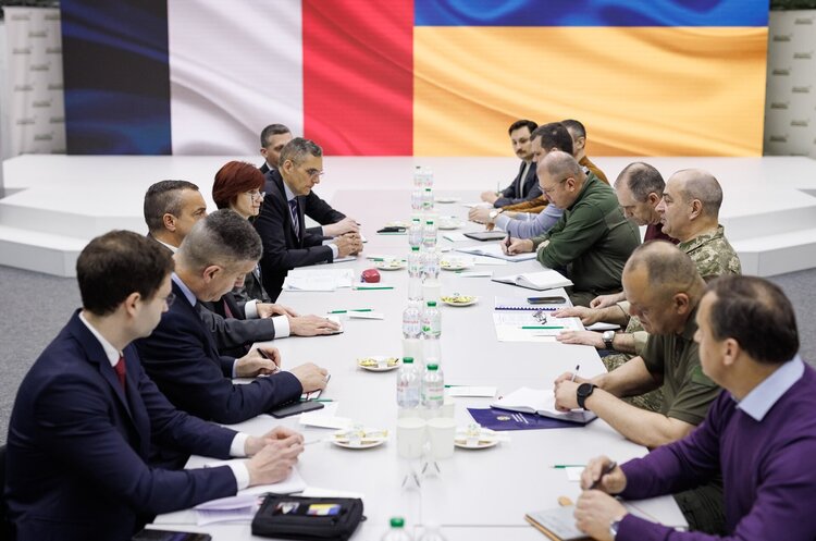 mod.gov.ua Делегація французького міноборони відвідала Київ для з’ясування, як працює надана Францією техніка на полі бою