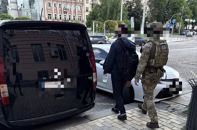 Фото: Офіс генерального прокурора Планував втекти з України: ДБР затримало екссуддю Вищого госпсуду Ємельянова після рішення суду (оновлено)