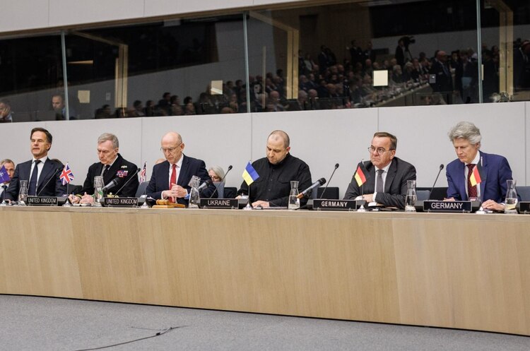 Фото: Міноборони 350 млн фунтів від Британії на дрони, 440 млн євро на закупівлю артилерії від Швеції: підсумки «Рамштайну»