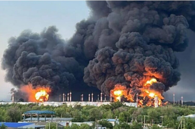 Енгельс На росії за ніч хтось підірвав нафтобазу в Енгельсі та аеропорт у Брянську