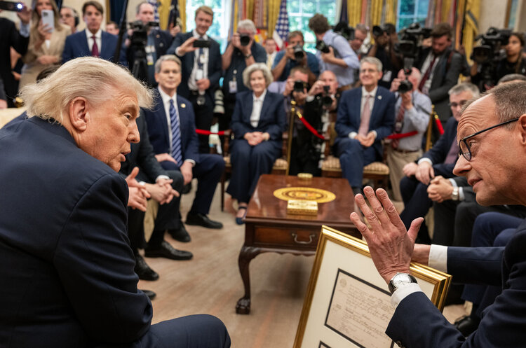 фото The White house Трамп у розмові з Фрідріхом Мерцом пригрозив санкціями не тільки росії, а й Україні