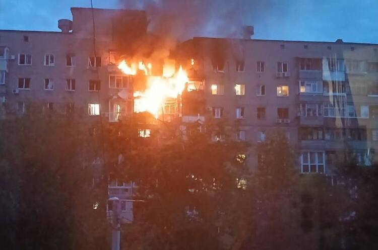 У Харкові під завалами після обстрілу можуть бути заблоковані 6 працівників У Харкові під завалами після обстрілу можуть бути заблоковані 6 працівників