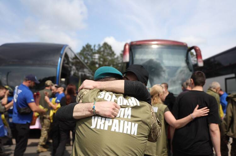 Великий обмін полоненими: додому знову повернули частину українських воїнів Великий обмін полоненими: додому знову повернули частину українських воїнів