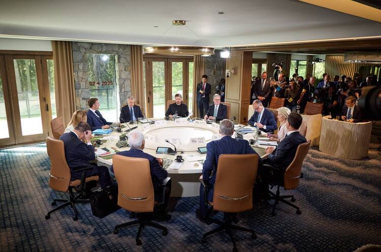 Зеленський на саміті G7 закликав лідерів допомагати Україні з ППО та інвестувати в українську оборонку Зеленський на саміті G7 закликав лідерів допомагати Україні з ППО та інвестувати в українську оборонку
