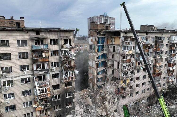 фото ДСНС України Рятувальники знайшли тіла ще 6 загиблих під завалами під’їзду в Києві
