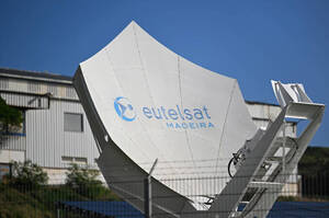Eutelsat  ,    Starlink  