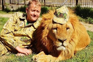 Лев напав на колаборанта Зубкова в сафарі-парку в окупованому росією Криму