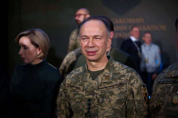 Сирський наказав прискорити будівництво фортифікацій у Сумській області Сирський наказав прискорити будівництво фортифікацій у Сумській області