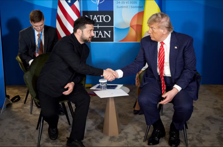 Президент України Володимир Зеленський тисне руку президенту США Дональду Трампу після 50-хвилинної зустрічі на саміті НАТО в Гаазі 24 червня 2025 року. Сигнали від НАТО: на що сподіватися Україні після нідерландського саміту