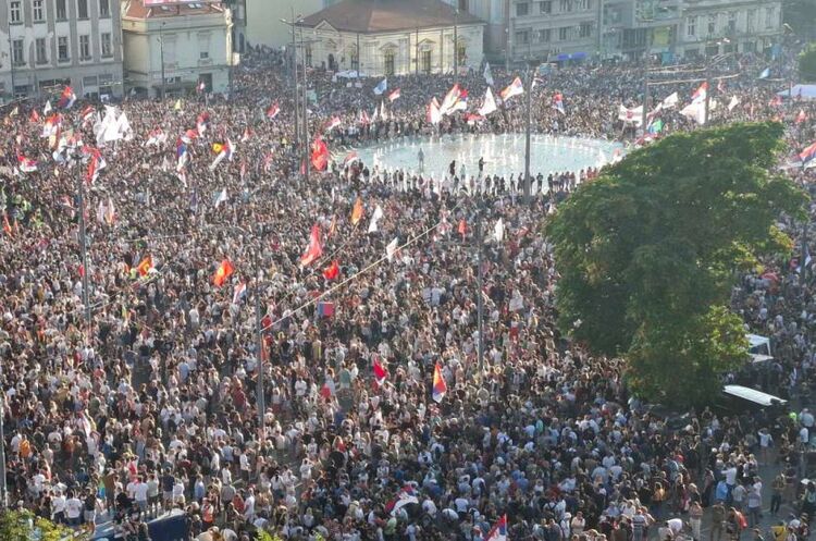 Фото: RTS / Zoran Slepčević У Сербії спалахнули масштабні протести: люди вимагають дострокових виборів