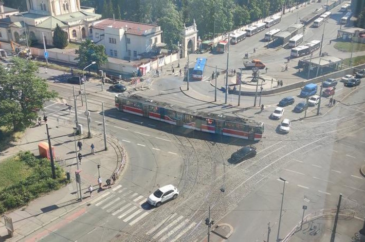 Чехію накрив масштабний блекаут – не працює метро, електротранспорт, сотні людей застрягли в ліфтах Чехію накрив масштабний блекаут – не працює метро, електротранспорт, сотні людей застрягли в ліфтах