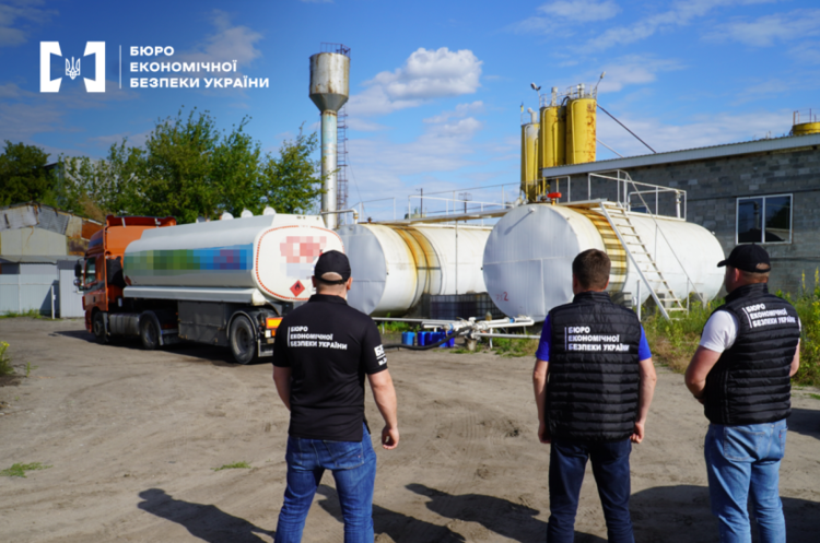 У Києві виявили нафтобазу, що збувала фальсифіковане пальне через АЗС У Києві виявили нафтобазу, що збувала фальсифіковане пальне через АЗС