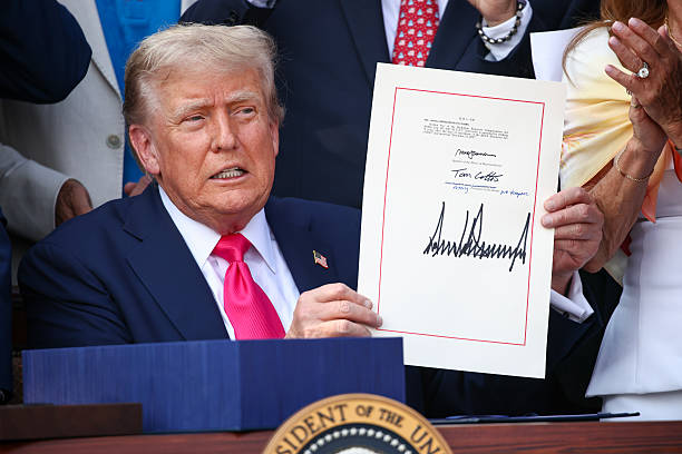 Трамп хоче підвищити універсальне мито з 10% до 15–20% Трамп хоче підвищити універсальне мито з 10% до 15–20%