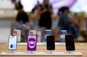 Apple   BOE     iPhone 17