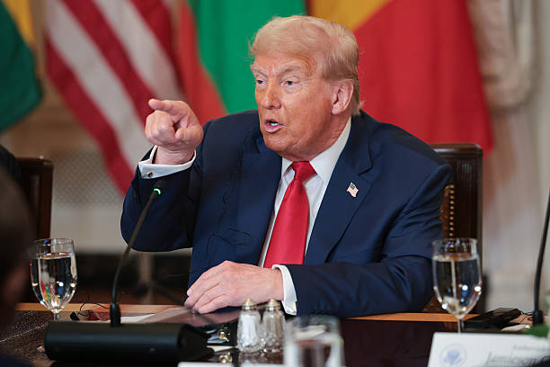 Трамп бачить у путіні партнера в переговорах – FT Трамп бачить у путіні партнера в переговорах – FT
