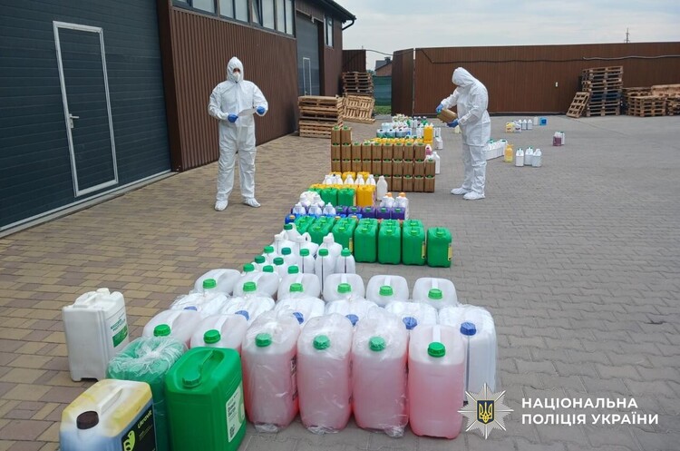 Поліція викрила масштабну схему фальсифікації агрохімікатів під продукцію відомих брендів Поліція викрила масштабну схему фальсифікації агрохімікатів під продукцію відомих брендів