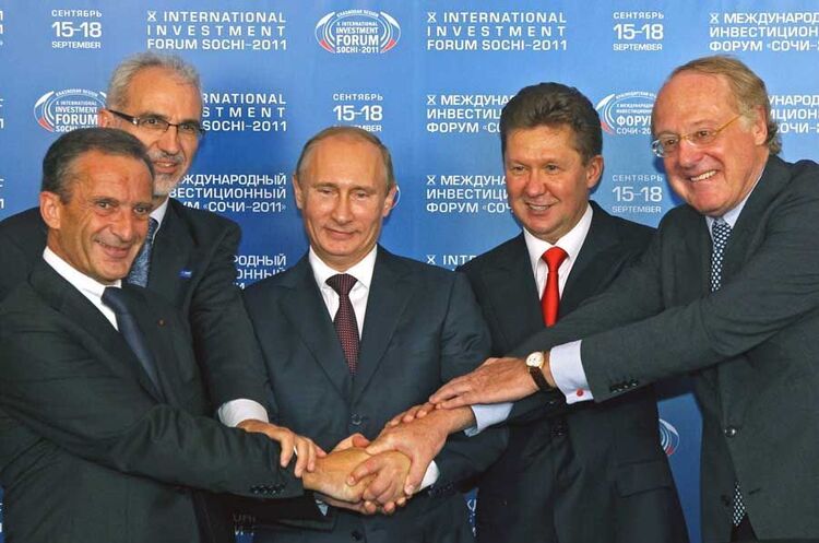 Анрі Прольо (крайній ліворуч) та путін на підписанні угоди у 2012 році в Сочі Один із топ-менеджерів французького оборонного гіганта має бізнес в росії і входить у структуру, яка керує грошима путіна