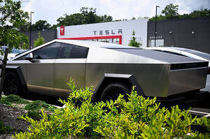 Tesla розглядає випуск компактного Cybertruck у майбутньому