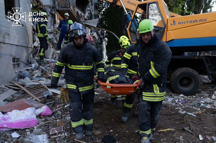 Фото: ДСНС України До 31 зросла кількість загиблих унаслідок російського удару по Києву (оновлено)