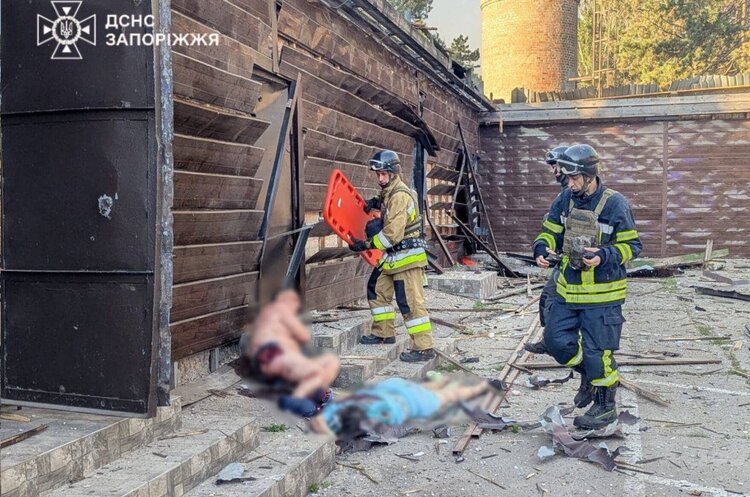 фото ДСНС «Військового сенсу – нуль»: росіяни вдарили по базі відпочинку в Запоріжжі, вбивши двох людей