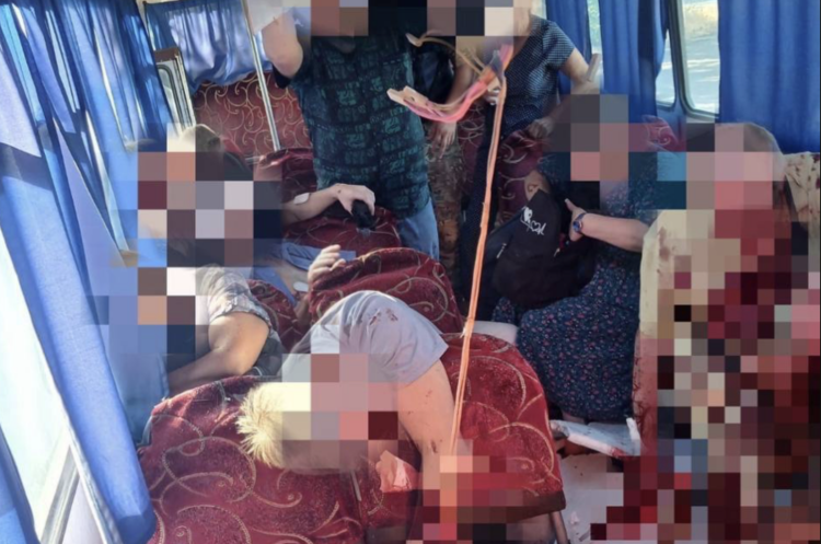Ворог атакував безпілотником автобус у передмісті Херсона Ворог атакував безпілотником автобус у передмісті Херсона