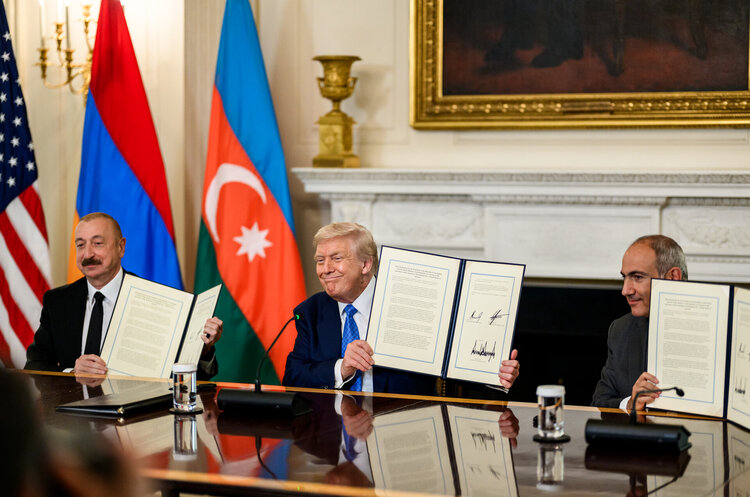 Азербайджан та Вірменія підписали мирну угоду за участю США Азербайджан та Вірменія підписали мирну угоду за участю США