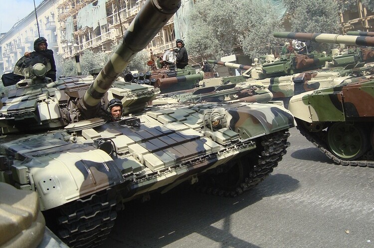 Танки Т-72 на параді в Баку Азербайджан розглядає ймовірність зняти заборону для передачі України великих запасів радянської зброї