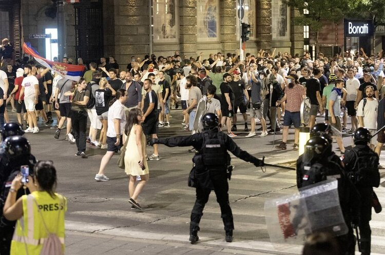 Фото: REUTERS/Djordje Kojadinovic У Сербії відбулися сутички протестувальників із поліцією