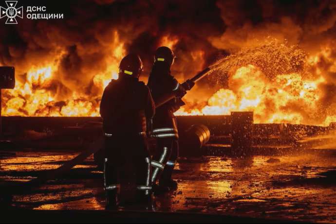 Фото: ДСНС України росіяни вкотре атакували паливні об'єкти Азербайджану в Україні