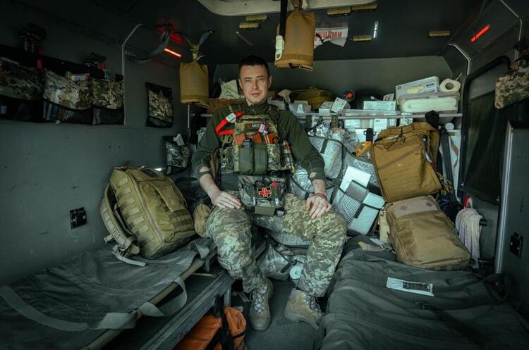 Військовий хірург 59 бригади: «Наклали чотири турнікети. Все у крові. Працювали максимально швидко» Військовий хірург 59 бригади: «Наклали чотири турнікети. Все у крові. Працювали максимально швидко»