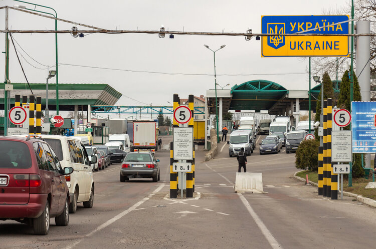 Фото: depositphotos Депутати зареєстрували законопроєкт про дозвіл чоловікам до 22 років виїзджати за кордон