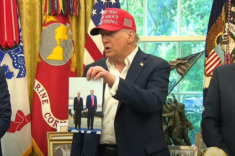 Скріншот з відео Трамп відреагував на російські удари по американському заводу на Закаратті