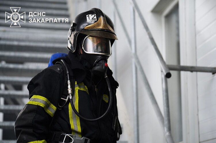 У Мукачеві загасили масштабну пожежу на підприємстві після російського обстрілу У Мукачеві загасили масштабну пожежу на підприємстві після російського обстрілу