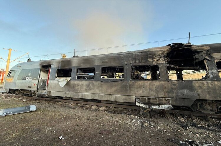 Фото: Укрзалізниця росія атакувала пасажирський рухомий склад «Укрзалізниці»: затримуються десятки рейсів