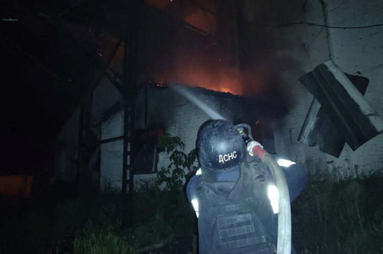 У Дніпрі ворожі БпЛА пошкодили пожежну частину та поранили двох осіб У Дніпрі ворожі БпЛА пошкодили пожежну частину та поранили двох осіб