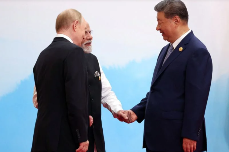 Китайський президент Сі Цзіньпін, індійський прем’єр-міністр Нарендра Моді та очільник кремля владімір путін посміхаються та жартують на саміті ШОС у Тяньцзіні, 1 вересня 2025 року «Демонстрація сили» чи «китайський паразитизм»: п’ять поглядів на саміт ШОС