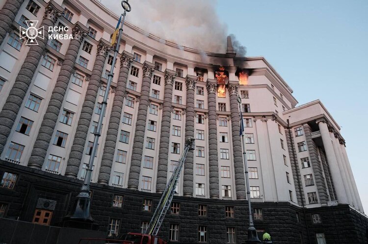У Києві пошкоджена будівля Кабміну через масовану атаку росіян У Києві пошкоджена будівля Кабміну через масовану атаку росіян