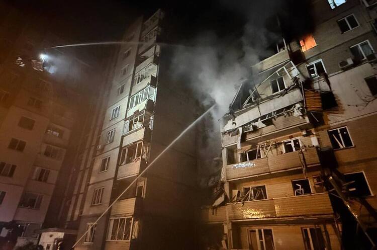 Фото: ДСНС Києва У Києві вже 20 постраждалих через російську атаку, загинули мати та її 2-місячна дитина