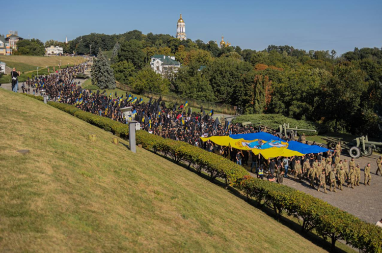«Тінь» на вулицях міст: молодь вшановує розвідників та запрошує до спільноти «Тінь» на вулицях міст: молодь вшановує розвідників та запрошує до спільноти